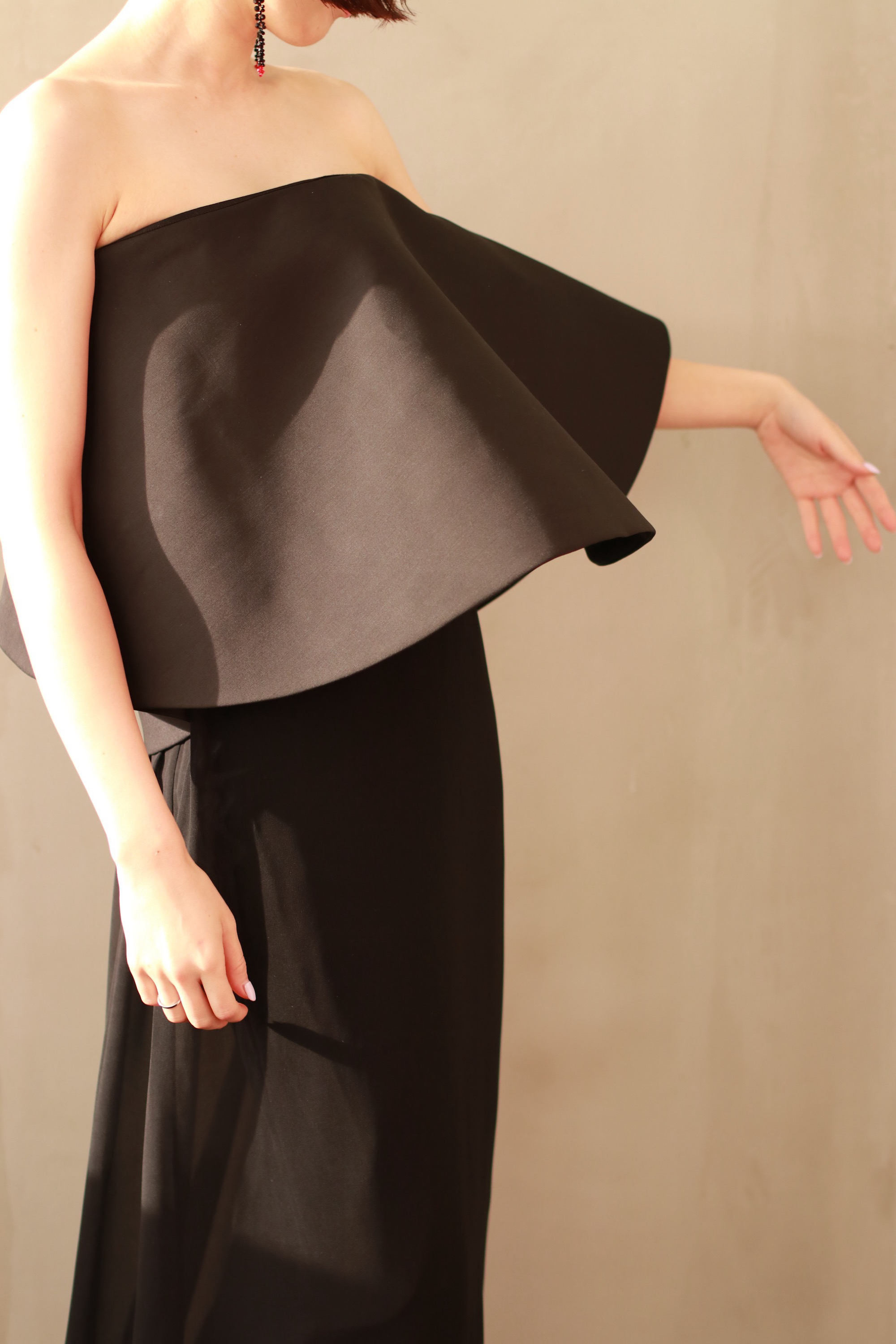 Jacquemus］ストラップレスシフォンドレスVela gown-ブラックを