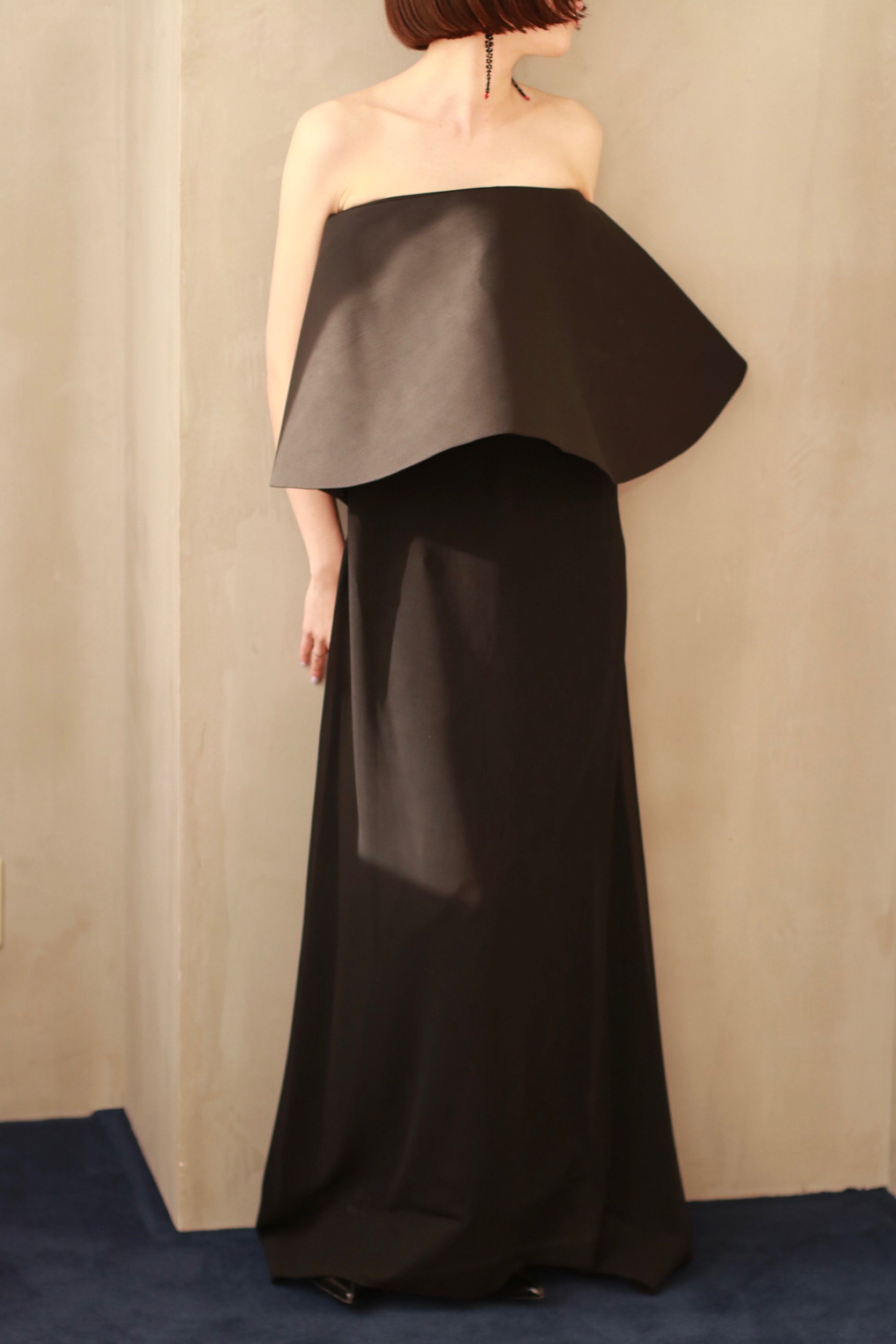 Jacquemus］ストラップレスシフォンドレスVela gown-ブラックを