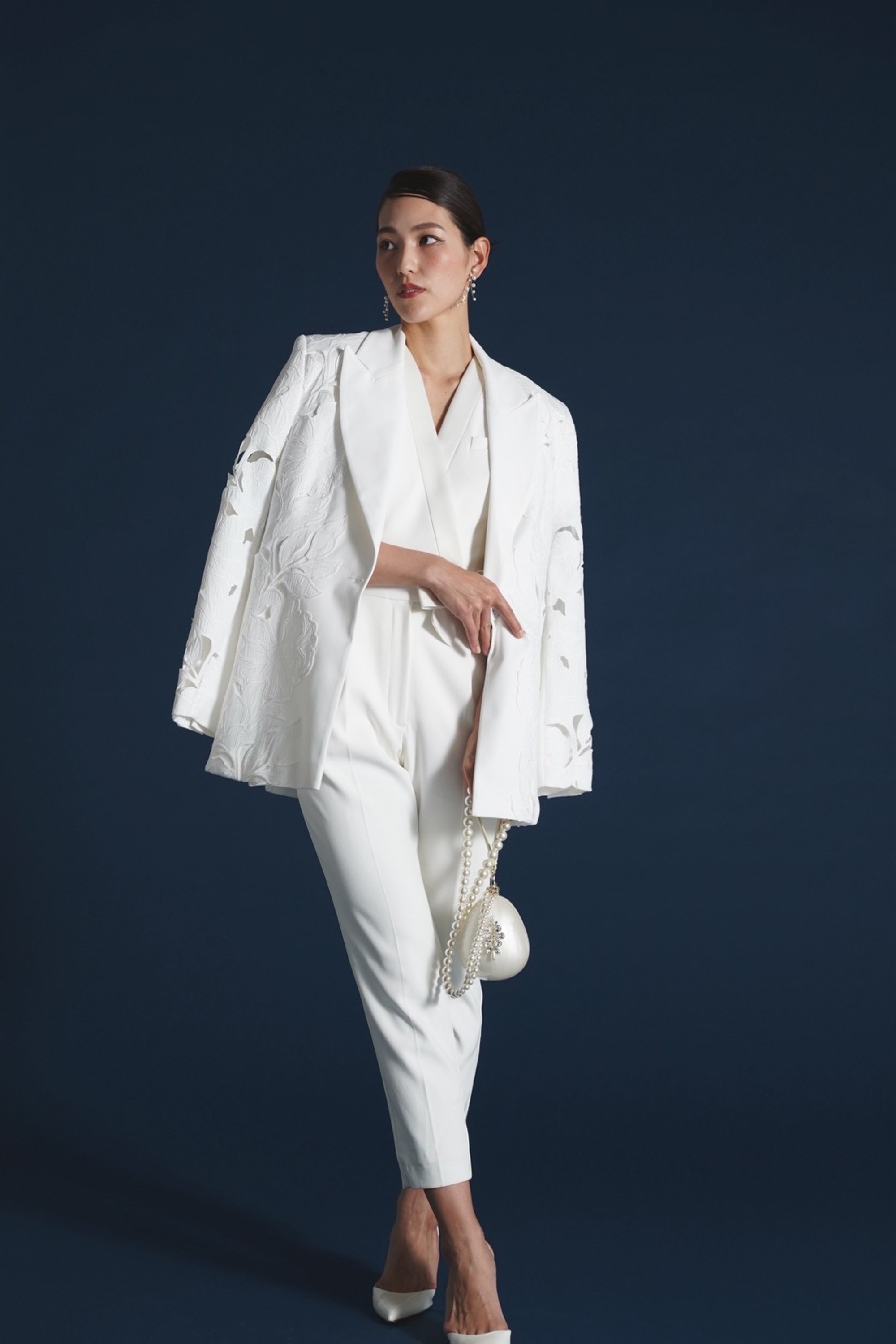 リボンジャンプスーツ　新品 VIKTOR＆ROLF］<br>バックリボンジャンプスーツ-ホワイト(36)-を