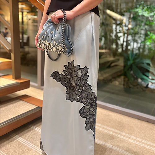 GANNI］サテンスリットスカート-ブルー/ブラックをレンタルする