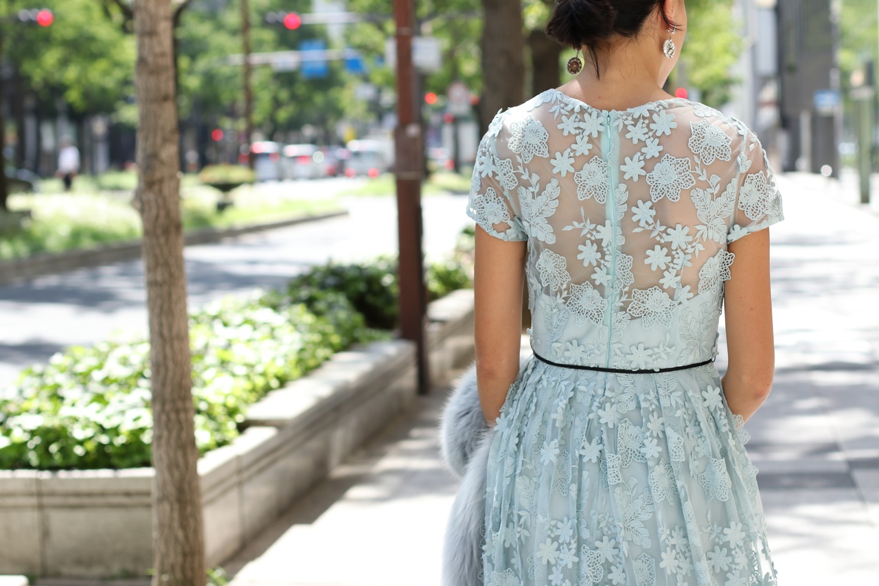 結婚式、お呼ばれにはおしゃれなブルーの袖付レースロングドレスをレンタルするのがおすすめ