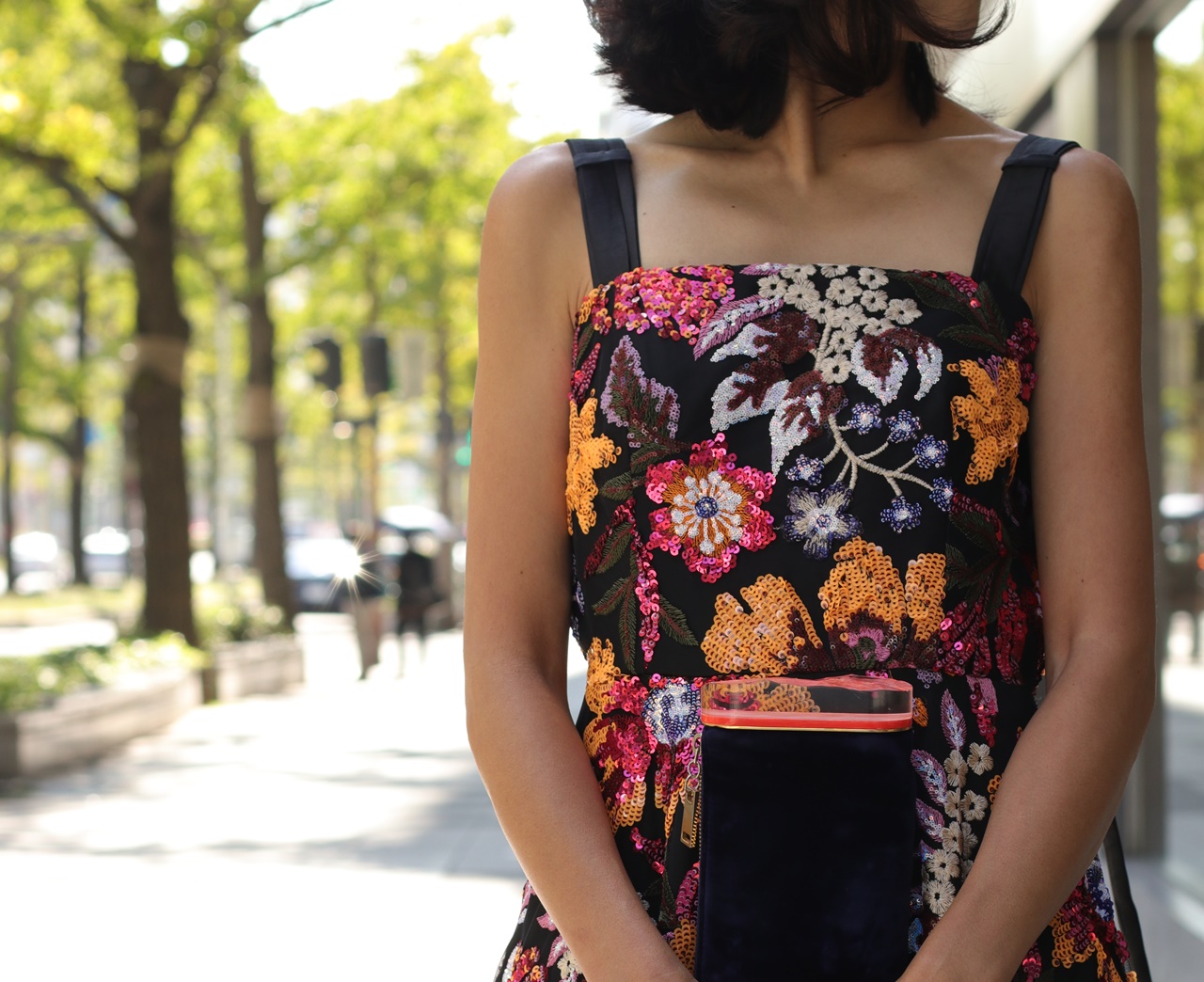 ゴージャスなドレスはKhoon Hooi (クーン・フーイ)カラフルなスパンコールで花柄が施されたキャミソールのロングドレス
