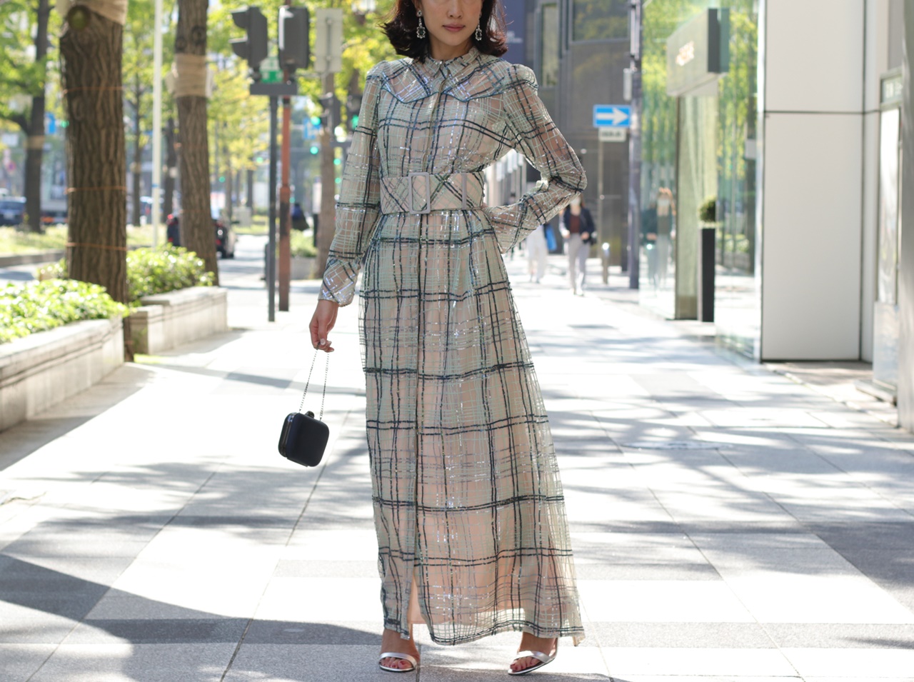 ピンクベージュのチュールに黄緑色のスパンコールでチャック柄が施されたゴージャスなドレスはKhoon Hooi(クイーン・フーイ)のレンタルドレス